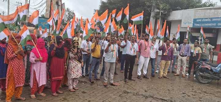 अफजलगढ़ में बाइक तिरंगा यात्रा निकालते सपा कार्यकर्ता। संवाद अफजलगढ़ में बाइक तिरंगा यात्रा निकालते सपा कार्यकर्ता। संवाद