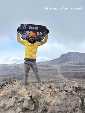 अफ्रीका की चोटी पर तिरंगा लहराते हुए