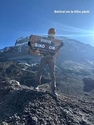 अफ्रीका की चोटी पर तिरंगा लहराते हुए