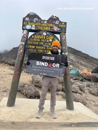 अफ्रीका की चोटी पर तिरंगा लहराते हुए