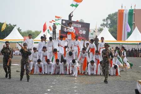 ऐसे ली गई परेड की सलामी