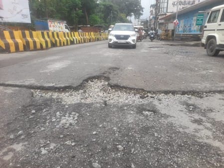 भीषण बारिश से राजकीय मेडिकल कॉलेज की अस्पताल चौकी व मॉचरी के बाहर भरा पानी। संवाद भीषण बारिश से राजकीय मेडिकल कॉलेज की अस्पताल चौकी व मॉचरी के बाहर भरा पानी। संवाद
