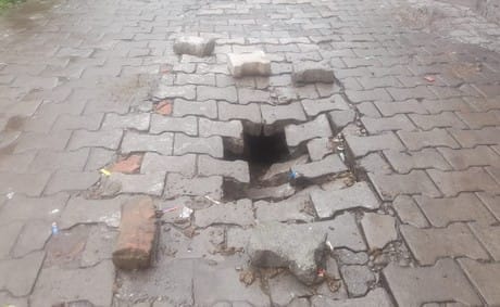 भीषण बारिश से राजकीय मेडिकल कॉलेज की अस्पताल चौकी व मॉचरी के बाहर भरा पानी। संवाद भीषण बारिश से राजकीय मेडिकल कॉलेज की अस्पताल चौकी व मॉचरी के बाहर भरा पानी। संवाद