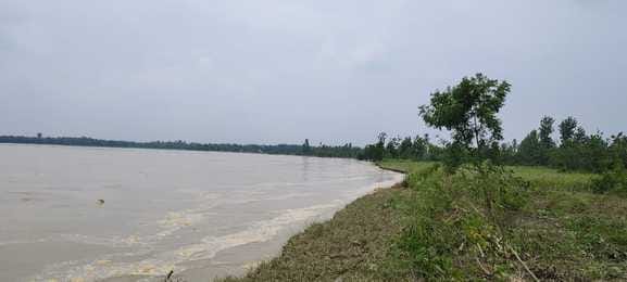 बहेड़ी। गौला बैराज से पानी छोड़े जाने के बाद उफनाती किच्छा नदी। बहेड़ी। गौला बैराज से पानी छोड़े जाने के बाद उफनाती किच्छा नदी।