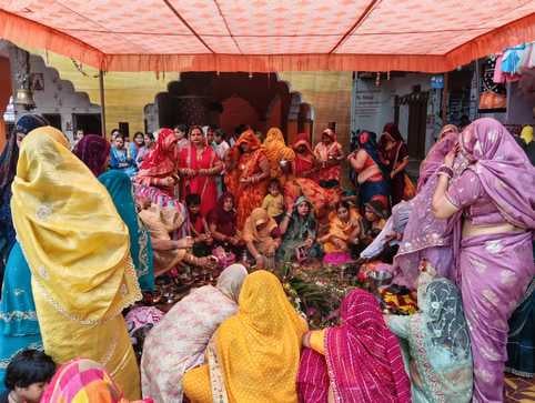 बरियाघाट में ललही माता का पूजन अर्चन करती नगर की महिलाएं।-संवाद। बरियाघाट में ललही माता का पूजन अर्चन करती नगर की महिलाएं।-संवाद।