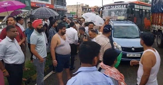 फ्रैंड्स कलोनी के घरों में घुसा पानी। संवाद