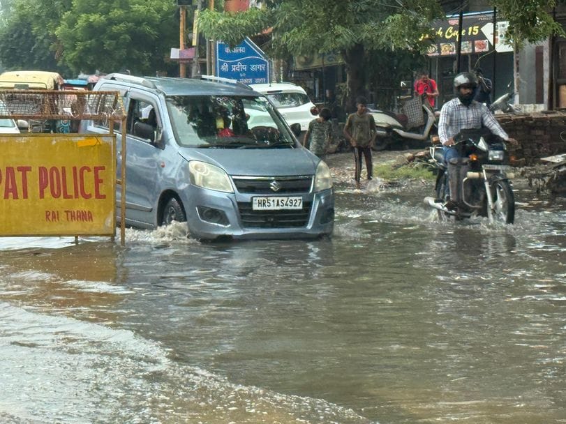 फोटो :21: सोनीपत में आई बारिश के बाद नेशनल हाईवे-44 पर राई के पास भरा पानी। संवाद