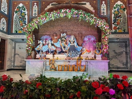 -फोटो 53 : जन्माष्टमी पर्व को लेकर रंग-बिरंगी लाइटों से सजा इस्कॉन मंदिर। संवाद -फोटो 53 : जन्माष्टमी पर्व को लेकर रंग-बिरंगी लाइटों से सजा इस्कॉन मंदिर। संवाद