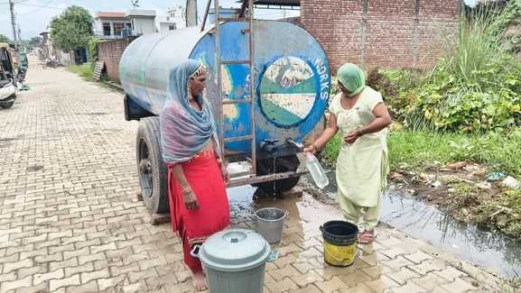 गांव मुबारक में पसरा सन्नाटा। संवाद