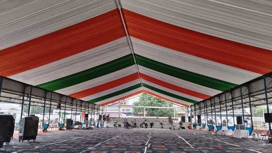 जगाधरी अनाज मंडी में समारोह की तैयारी में जुटे मजदूर। संवाद जगाधरी अनाज मंडी में समारोह की तैयारी में जुटे मजदूर। संवाद