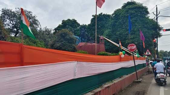 जगाधरी अनाज मंडी में समारोह की तैयारी में जुटे मजदूर। संवाद जगाधरी अनाज मंडी में समारोह की तैयारी में जुटे मजदूर। संवाद