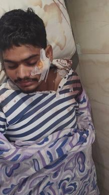 कुरुक्षेत्र। अस्पताल के बाहर खड़े घायल अजय के परिजन। संवाद कुरुक्षेत्र। अस्पताल के बाहर खड़े घायल अजय के परिजन। संवाद