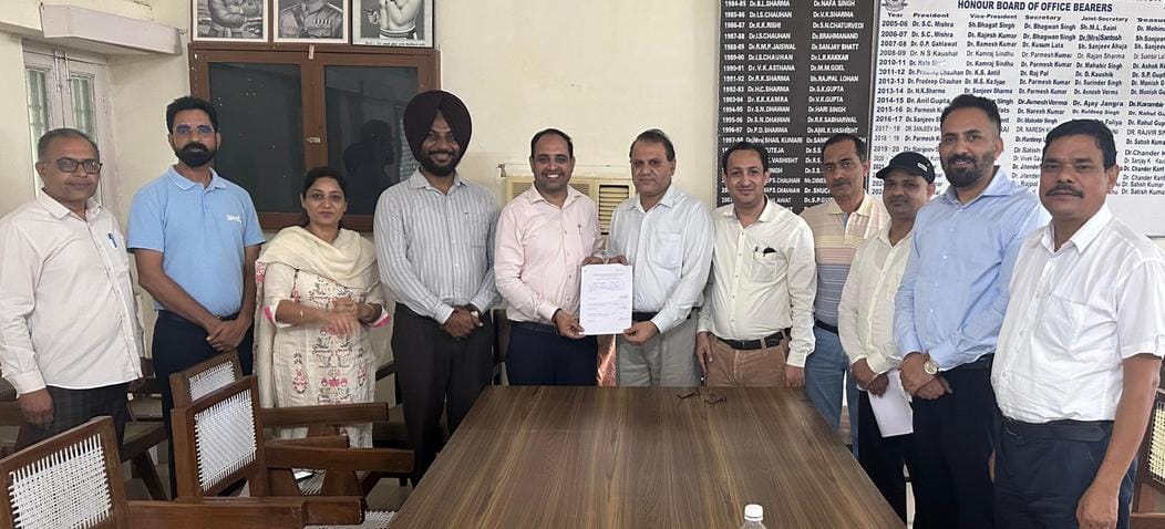 कुरुक्षेत्र। डॉ नरेश कुमार नामांकन पत्र जमा करवाते हुए। विज्ञप्ति कुरुक्षेत्र। डॉ नरेश कुमार नामांकन पत्र जमा करवाते हुए। विज्ञप्ति
