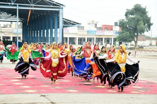 कुरुक्षेत्र। पिपली अनाज मंडी में स्वतंत्रता दिवस की फाइनल रिहर्सल में हिस्सा लेती छात्राएं। सं कुरुक्षेत्र। पिपली अनाज मंडी में स्वतंत्रता दिवस की फाइनल रिहर्सल में हिस्सा लेती छात्राएं। सं