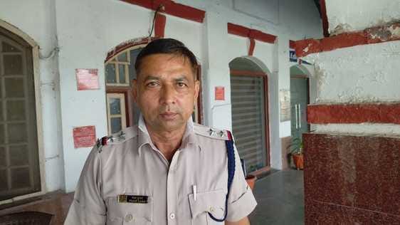 कुरुक्षेत्र। ट्रेन से गिरे युवक को खींचते हुए आरपीएफ एसआई नरेश कुमार। कुरुक्षेत्र। ट्रेन से गिरे युवक को खींचते हुए आरपीएफ एसआई नरेश कुमार।