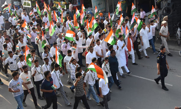 कैथल। स्वतंत्रता दिवस की पूर्व संध्या पर तिरंगा यात्रा निकालते शहरवासी। डीआईपीआरओ कैथल। स्वतंत्रता दिवस की पूर्व संध्या पर तिरंगा यात्रा निकालते शहरवासी। डीआईपीआरओ