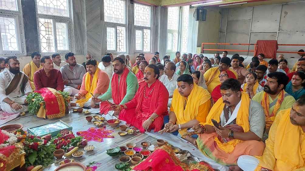 मां विंध्यवासिनी जन्मोत्सव पर मंदिर प्रांगण में शत चंडी पाठ करते श्रद्धालु।-सोशल मीडिया। मां विंध्यवासिनी जन्मोत्सव पर मंदिर प्रांगण में शत चंडी पाठ करते श्रद्धालु।-सोशल मीडिया।