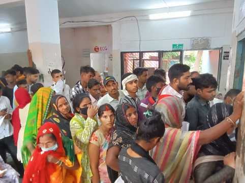 मंडलीय अस्पताल की ओपीडी में लगी मरीजों की भीड़। स्रोत- संवाद मंडलीय अस्पताल की ओपीडी में लगी मरीजों की भीड़। स्रोत- संवाद