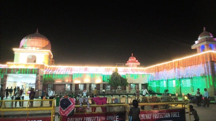 मनियर कस्बा में तिरंगा यात्रा निकालकर भ्रमण करते पुलिसकर्मी। आयोजक