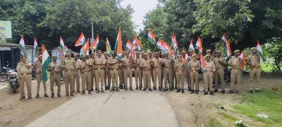 मनियर कस्बा में तिरंगा यात्रा निकालकर भ्रमण करते पुलिसकर्मी। आयोजक