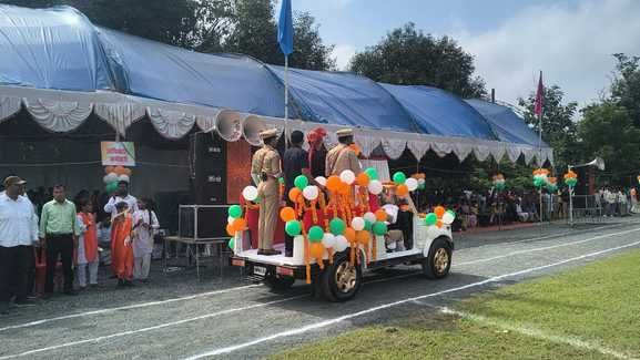परेड की सलामी लेते प्रभारी मंत्री दिलीप जायसवाल 