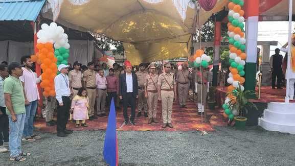 परेड की सलामी लेते प्रभारी मंत्री दिलीप जायसवाल 