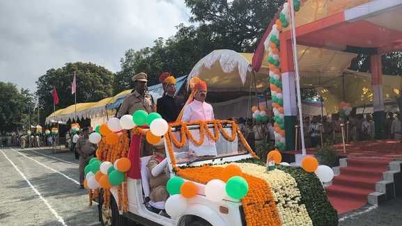 परेड की सलामी लेते प्रभारी मंत्री दिलीप जायसवाल 