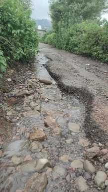रामकोट से मुदाल सड़क की खस्ता हालत स्थित फोटोशूट संवाद