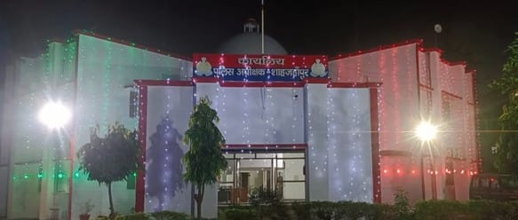 स्वतंत्रता दिवस की पूर्व संध्या पर रंगबिरंगी झालरों और तिरंगा से जगमगा रहा कलक्ट्रेट भवन। संवाद स्वतंत्रता दिवस की पूर्व संध्या पर रंगबिरंगी झालरों और तिरंगा से जगमगा रहा कलक्ट्रेट भवन। संवाद
