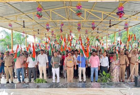 शाहजहांपुर में जीआईसी खेल मैदान में सामूहिक राष्ट्रगान में उमड़ी भीड़। संवाद शाहजहांपुर में जीआईसी खेल मैदान में सामूहिक राष्ट्रगान में उमड़ी भीड़। संवाद