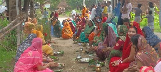 शहर के पिकौरा शिवगुलाम मोहल्ले में पूजा करतीं षष्ठी व्रती महिलाएं।