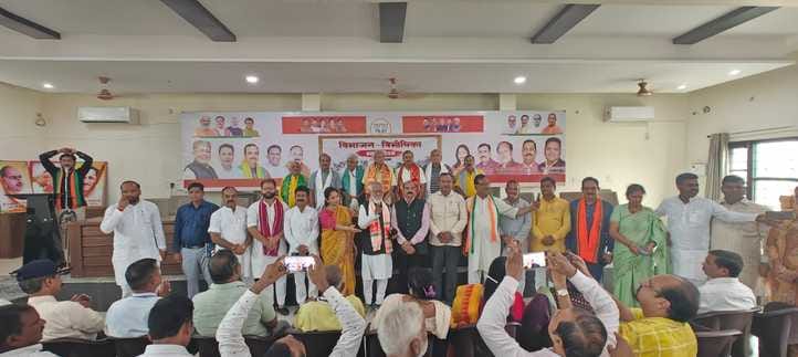 तिलहर में शहीदों की प्रतिमा पर माल्यार्पण करतीं आयोग की उपाध्यक्ष अर्पणा यादव। संवाद तिलहर में शहीदों की प्रतिमा पर माल्यार्पण करतीं आयोग की उपाध्यक्ष अर्पणा यादव। संवाद