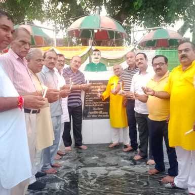 तिलहर में शहीदों की प्रतिमा पर माल्यार्पण करतीं आयोग की उपाध्यक्ष अर्पणा यादव। संवाद तिलहर में शहीदों की प्रतिमा पर माल्यार्पण करतीं आयोग की उपाध्यक्ष अर्पणा यादव। संवाद