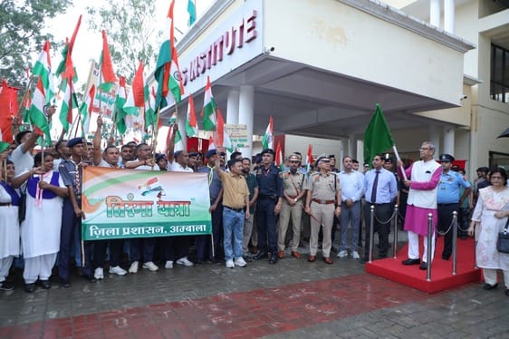 तिरंगा यात्रा में डीसी व एसपी हाथों में तिरंगा लेकर चलते हुए। सूचना विभाग तिरंगा यात्रा में डीसी व एसपी हाथों में तिरंगा लेकर चलते हुए। सूचना विभाग