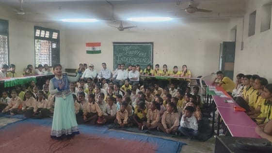 डाहड स्कूल में स्वतंत्रता दिवस पर आयोजित कार्यक्रम में उपस्थित छात्र व अन्य। स्रोत: स्कूल प्रबं डाहड स्कूल में स्वतंत्रता दिवस पर आयोजित कार्यक्रम में उपस्थित छात्र व अन्य। स्रोत: स्कूल प्रबं
