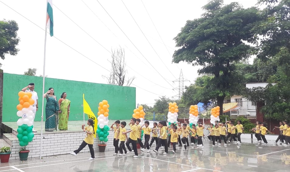 डाहड स्कूल में स्वतंत्रता दिवस पर आयोजित कार्यक्रम में उपस्थित छात्र व अन्य। स्रोत: स्कूल प्रबं डाहड स्कूल में स्वतंत्रता दिवस पर आयोजित कार्यक्रम में उपस्थित छात्र व अन्य। स्रोत: स्कूल प्रबं