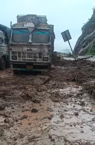 फोरलेन में समलेटू में लगा जाम। संवाद फोरलेन में समलेटू में लगा जाम। संवाद