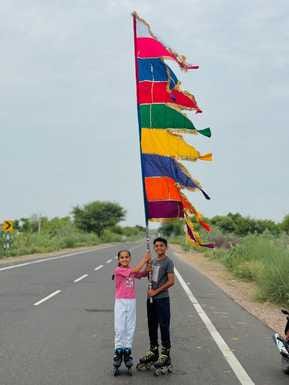 जालोर रामदेवरा में दर्शन कर लौटे भाई-बहन 4 दिन में स्केटिंग से 350 किमी यात्रा की