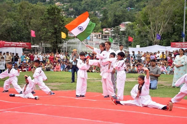 कुल्लू के ढालपुर मैदान में स्वतंत्रता दिवस के मौके पर परेड़ का निरिक्षण करते आयुष, युवा सेवाएं कुल्लू के ढालपुर मैदान में स्वतंत्रता दिवस के मौके पर परेड़ का निरिक्षण करते आयुष, युवा सेवाएं