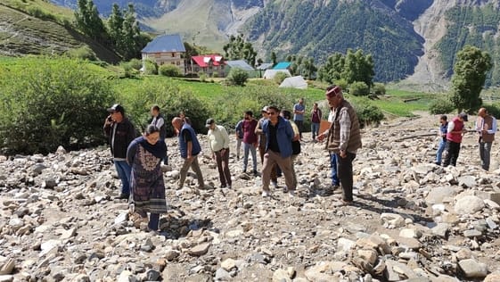 लाहौल में बाढ़ प्रभावित क्षेत्र में राहत कार्य में जुठी मशीनरी।-संवाद लाहौल में बाढ़ प्रभावित क्षेत्र में राहत कार्य में जुठी मशीनरी।-संवाद