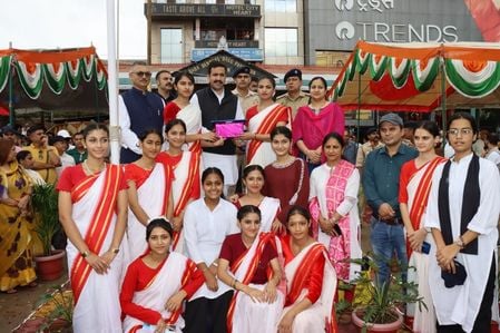 नाहन के चौगान में स्वतंत्रता दिवस पर कार्यक्रम प्रस्तुत करते स्कूली बच्चे। संवाद