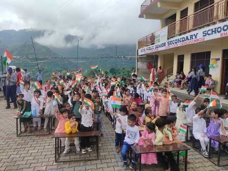 नाहन के चौगान में स्वतंत्रता दिवस पर कार्यक्रम प्रस्तुत करते स्कूली बच्चे। संवाद