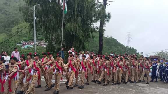 नाहन के चौगान में स्वतंत्रता दिवस पर कार्यक्रम प्रस्तुत करते स्कूली बच्चे। संवाद