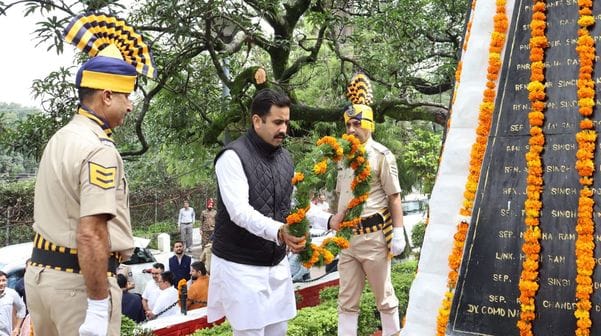 नाहन के चौगान में स्वतंत्रता दिवस पर कार्यक्रम प्रस्तुत करते स्कूली बच्चे। संवाद