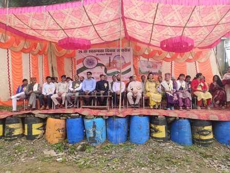 नाहन के चौगान में स्वतंत्रता दिवस पर कार्यक्रम प्रस्तुत करते स्कूली बच्चे। संवाद