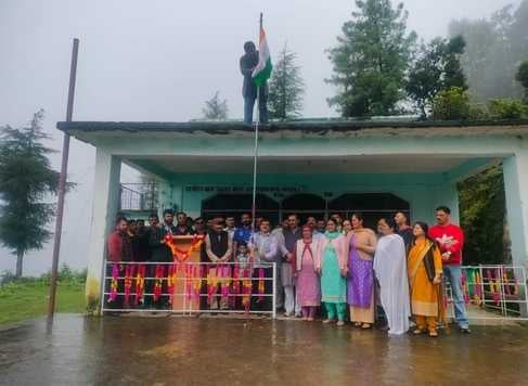 नाहन के चौगान में स्वतंत्रता दिवस पर कार्यक्रम प्रस्तुत करते स्कूली बच्चे। संवाद
