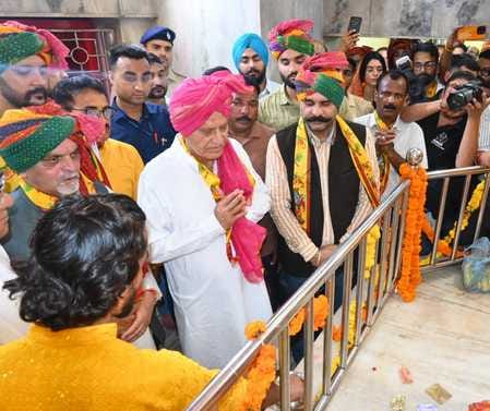 नूरपुर में राज्य स्तरीय श्रीकृष्ण जन्माष्टमी महोत्सव के शुभारंभ पर शोभायात्रा में हिस्सा लेते ह