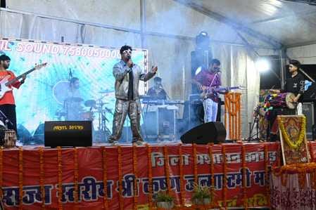 नूरपुर में राज्य स्तरीय श्रीकृष्ण जन्माष्टमी महोत्सव के शुभारंभ पर शोभायात्रा में हिस्सा लेते ह