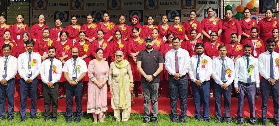 पलिया के रघुनाथ स्कूल में तिरंगा झंडे के साथ बच्चे। स्रोत : स्कूल पलिया के रघुनाथ स्कूल में तिरंगा झंडे के साथ बच्चे। स्रोत : स्कूल