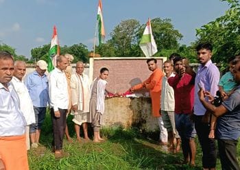 पलिया के रघुनाथ स्कूल में तिरंगा झंडे के साथ बच्चे। स्रोत : स्कूल पलिया के रघुनाथ स्कूल में तिरंगा झंडे के साथ बच्चे। स्रोत : स्कूल